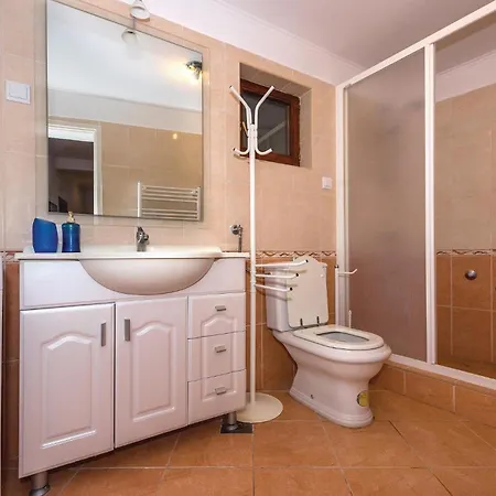 Casa de Férias Three-bedroom In Trbounje