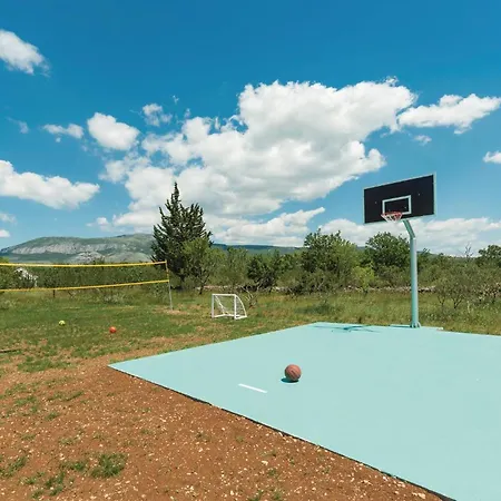 Casa de Férias Three-bedroom In Trbounje