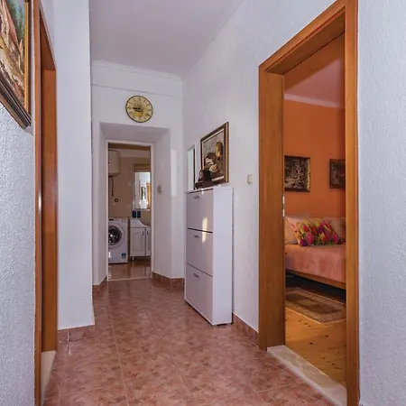 Three-Bedroom Holiday Home In Trbounje