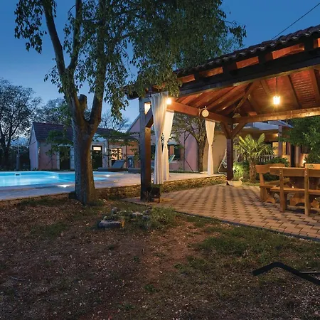 Three-bedroom In Nyaraló *