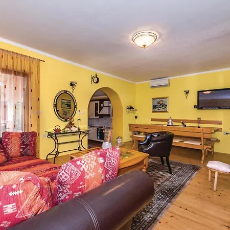 Vikendica Nice Home In Trbounje With Outdoor Swimming Pool