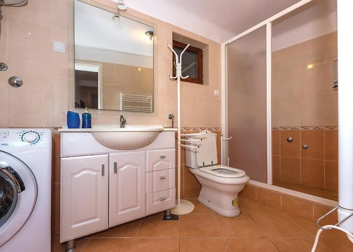 別荘 Three-bedroom In Trbounje