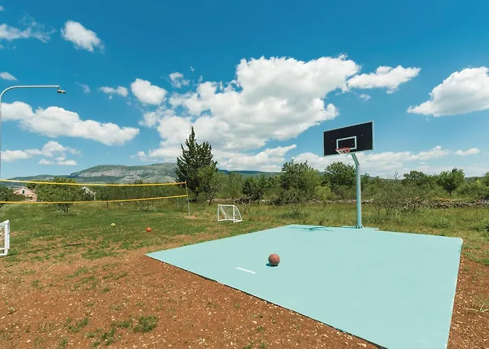 別荘 Three-bedroom In Trbounje